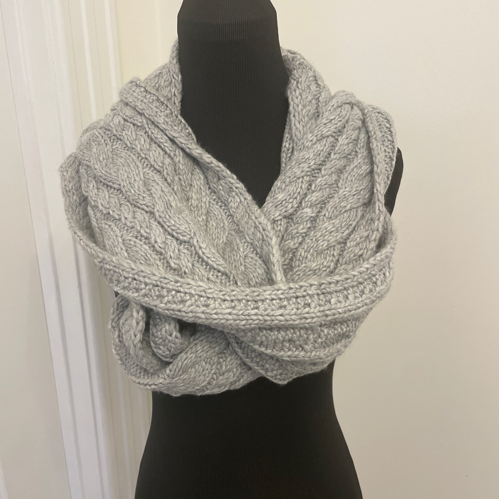 Michael Kors Chunky Cable Knit Infinity Scarf Wrap Pearl Gray Oversized NWT
